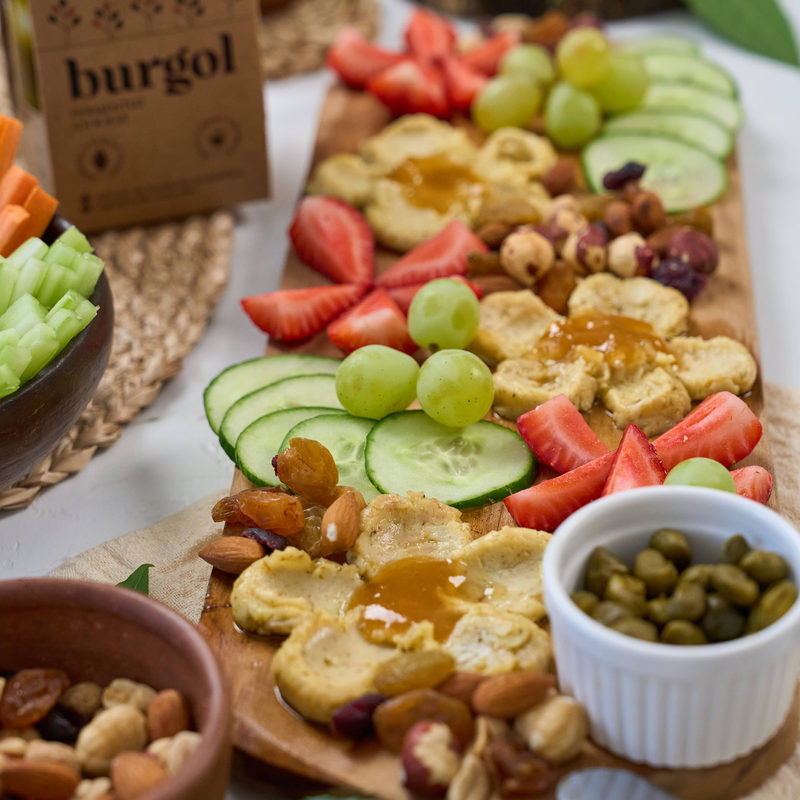 Tabla de picoteo con Burgol, frutas y frutos secos