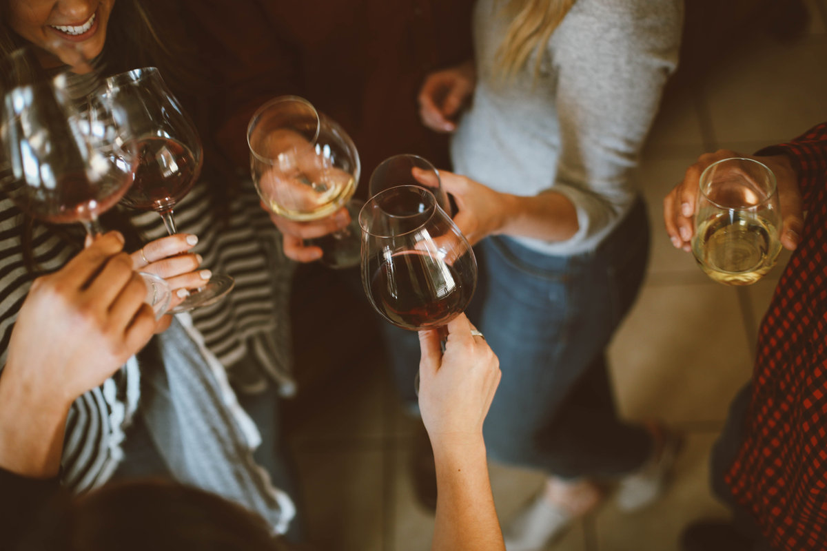 vino con amigos - picoteo vegano